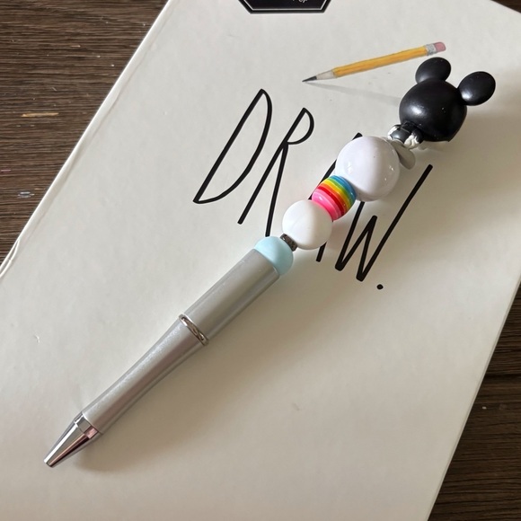 Disney Doorables: Mickey Mouse & Friends: Mickey Mouse handmade beaded pen - Picture 3 of 3